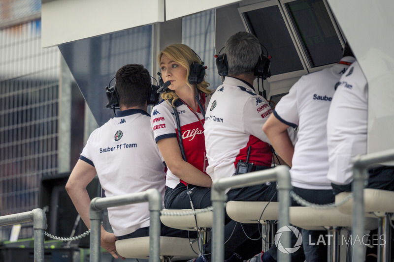 Ruth Buscombe, Sauber Race Strategist on the Sauber pit wall gantry