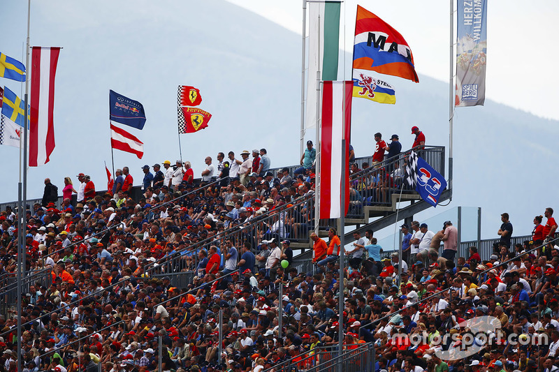 Penonton di grandstand