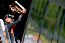 Racewinnaar Max Verstappen, Red Bull Racing op het podium