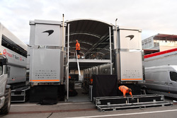 Le motorhome McLaren et du matériel
