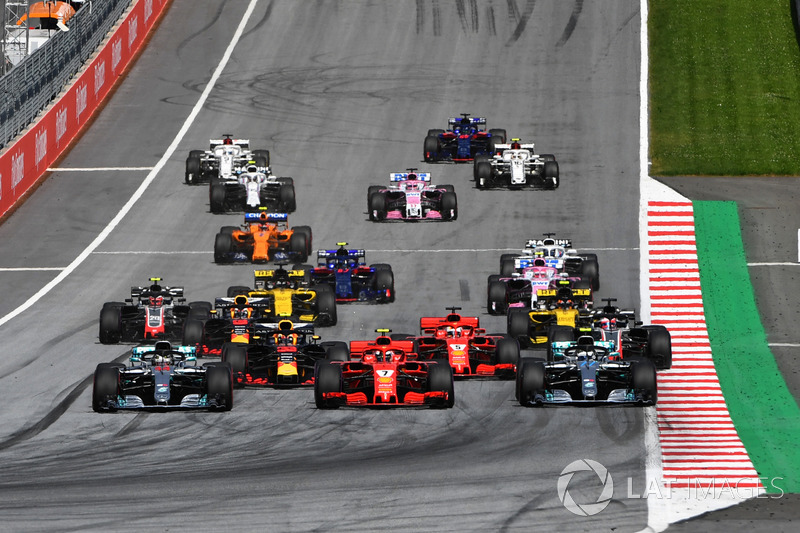 Lewis Hamilton, Mercedes-AMG F1 W09, Valtteri Bottas, Mercedes-AMG F1 W09 and Kimi Raikkonen, Ferrari SF71H battle at the start of the race