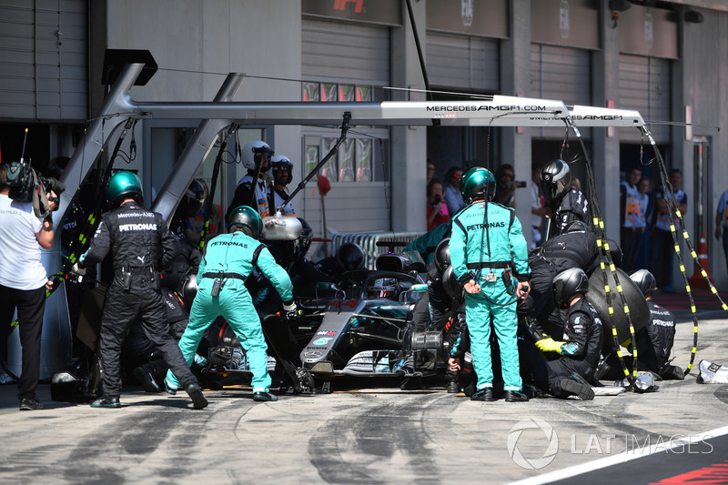 Lewis Hamilton, Mercedes-AMG F1 W09 au stand