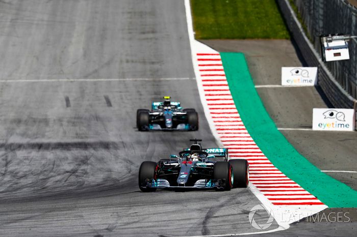 Lewis Hamilton, Mercedes AMG F1 W09, Valtteri Bottas, Mercedes AMG F1 W09