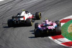 Kevin Magnussen, Haas F1 Team VF-18, en lutte avec Esteban Ocon, Force India VJM11