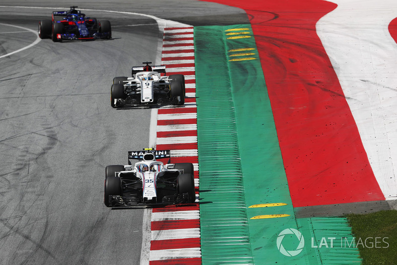 Sergey Sirotkin, Williams FW41, precede Marcus Ericsson, Sauber C37, e Brendon Hartley, Toro Rosso STR13, mentre raggiungono la griglia di partenza