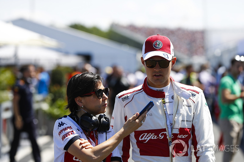 Marcus Ericsson, Sauber, parle à un responsable presse