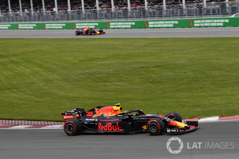 Max Verstappen, Red Bull Racing RB14 e Daniel Ricciardo, Red Bull Racing RB14 che esce dalla pitlane