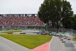 Sebastian Vettel, Ferrari SF71H, voor Valtteri Bottas, Mercedes AMG F1 W09, Max Verstappen, Red Bull Racing RB14, Lewis Hamilton, Mercedes AMG F1 W09, Sebastian Vettel, Ferrari SF71H, Max Verstappen, Red Bull Racing RB14 en Nico Hulkenberg, Renault Sport F1 Team R.S. 18. bij de start