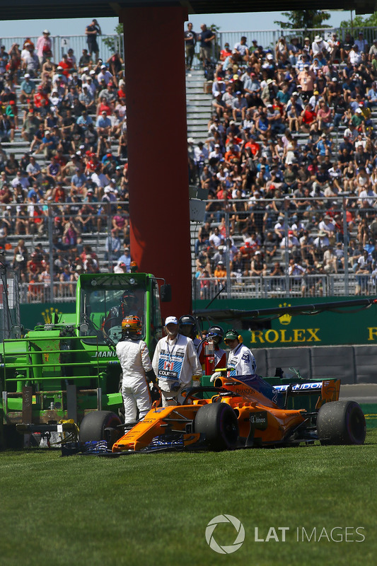 Stoffel Vandoorne, McLaren MCL33 after hitting the wall in FP2