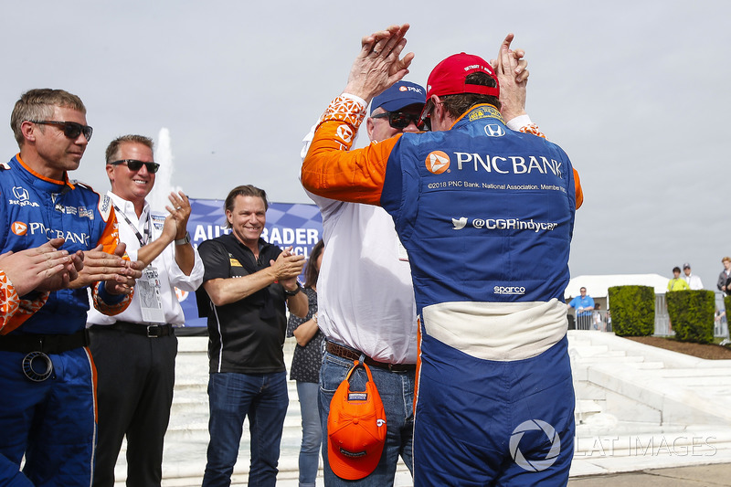 Scott Dixon, Chip Ganassi Racing Honda, Winner, Celebrating with Chip Ganassi