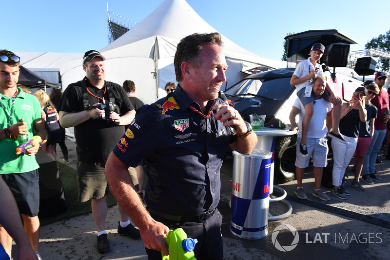 Christian Horner, director de Red Bull Racing, en la carrera de balsas