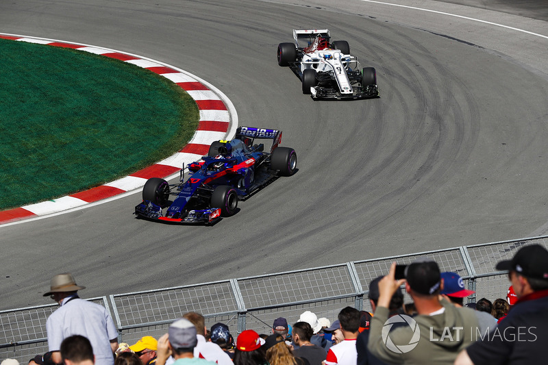 Pierre Gasly, Toro Rosso STR13, y Marcus Ericsson, Sauber C37