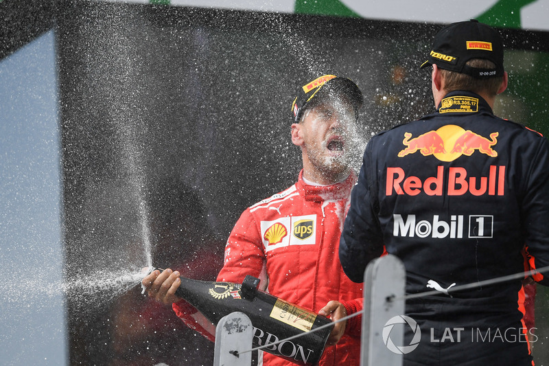 El ganador en Canadá Sebastian Vettel, Ferrari y Max Verstappen, Red Bull Racing, en el podio