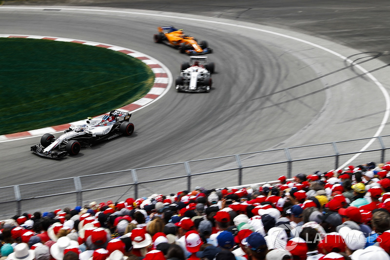 Sergey Sirotkin, Williams FW41, devant Marcus Ericsson, Sauber C37, et Stoffel Vandoorne, McLaren MCL33