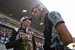Sergio Perez, Sahara Force India F1 avec Tim Wright, ingénieur de course Sahara Force India F1 Team sur la grille