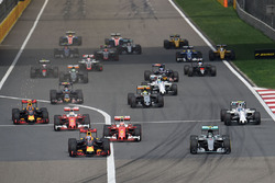 Daniel Ricciardo, Red Bull Racing RB12, und Nico Rosberg, Mercedes AMG F1 Team W07, in Führung nach dem Start