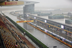A wet and rainy start / finish straight