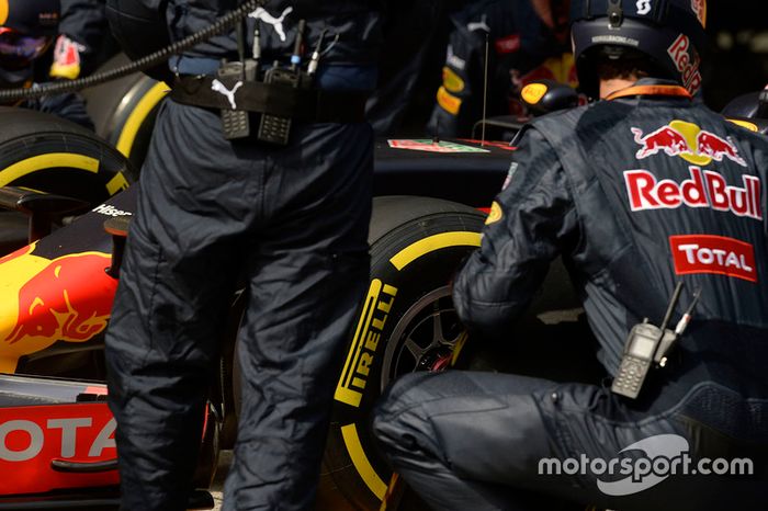 Red Bull Racing RB12 pit stop