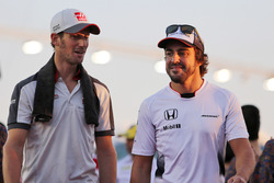 (Kiri ke Kanan): Romain Grosjean, Haas F1 Team bersama Fernando Alonso, McLaren saat parade pembalap
