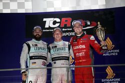 Podium : le vainqueur Jean-Karl Vernay, Leopard Racing, Volkswagen Golf GTI TCR; le deuxième Stefano Comini, Leopard Racing, Volkswagen Golf GTI TCR; le troisième Pepe Oriola, Team Craft-Bamboo, SEAT León TCR