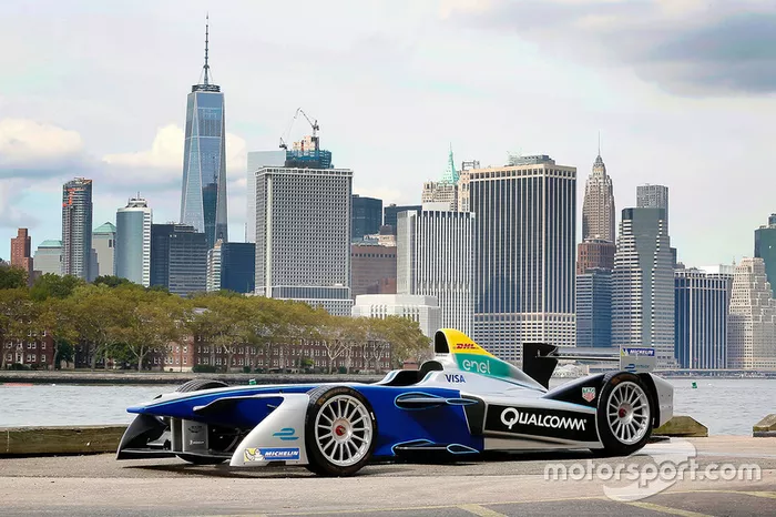Un coche de Fórmula E con el horizonte de la ciudad de Nueva York