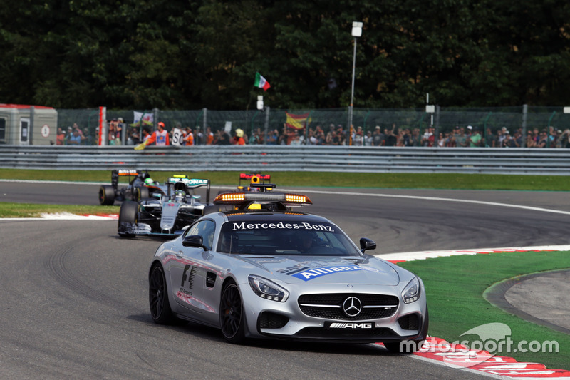 Nico Rosberg, Mercedes AMG F1 W07 Hybrid leads behind the FIA Safety Car