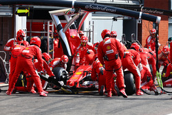 Kimi Raikkonen, Ferrari SF16-H fa un pit stop