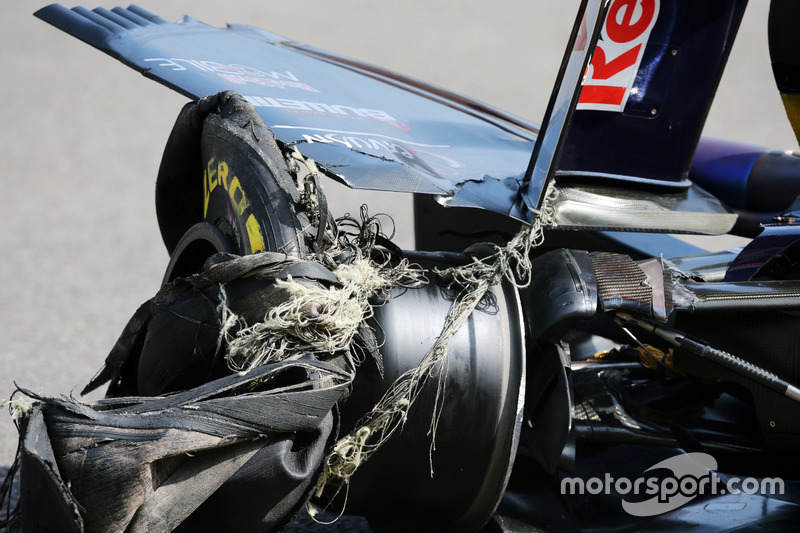 Carlos Sainz Jr., Scuderia Toro Rosso STR11 with a puncture and damaged rear wing