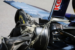 Carlos Sainz Jr., Scuderia Toro Rosso STR11 with a puncture and damaged rear wing