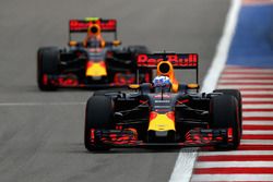 Daniel Ricciardo, Red Bull Racing RB12 and Daniil Kvyat, Red Bull Racing RB12