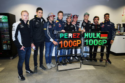L'écurie Sahara Force India F1 fête les 100 Grands Prix de Nico Hulkenberg, Sahara Force India F1 et Sergio Perez, Sahara Force India F1 avec Nikita Mazepin, pilote de développement Sahara Force India F1 Team ; Esteban Ocon, pilote d'essais Renault Sport F1 Team ; Carlos Sainz Jr., Scuderia Toro Rosso ; Daniil Kvyat, Red Bull Racing ; Max Verstappen, Scuderia Toro Rosso ; Fernando Alonso, McLaren et Daniel Ricciardo, Red Bull Racing