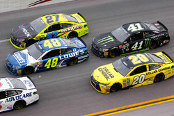Jimmie Johnson, Hendrick Motorsports Chevrolet, et Kurt Busch, Stewart-Haas Racing Chevrolet