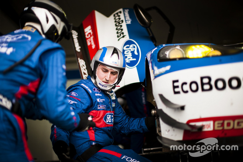 Mechanics of the #67 Ford Chip Ganassi Racing Team UK Ford GT: Marino Franchitti, Andy Priaulx, Harr