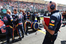Adrian Newey, Red Bull Racing Chief Technical Officer met de Scuderia Toro Rosso STR11 van Max Verstappen op de grid