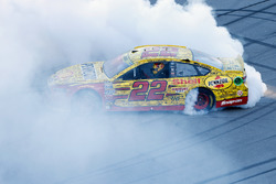 Le vainqueur Joey Logano, Team Penske Ford
