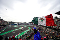 Sergio Perez, Sahara Force India F1 VJM09 and a fan with a Mexican flag