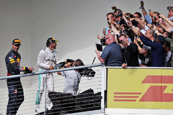 Подіум (зліва направо): Даніель Ріккардо, Red Bull Racing святкує своє третє місце із переможцем гон