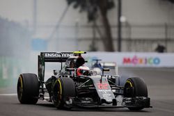 Jenson Button, McLaren MP4-31 blokkeert een wiel