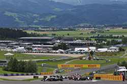 Lewis Hamilton, Mercedes AMG F1 W07 Hybrid memimpin di start race