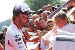 Fernando Alonso, McLaren signs autographs for the fans