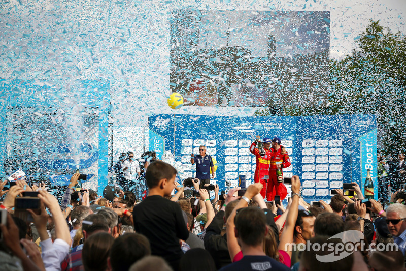 Podio: segundo lugar Daniel Abt, ABT Schaeffler Audi Sport and tercer lugar Lucas di Grassi, ABT Schaeffler Audi Sport celebran