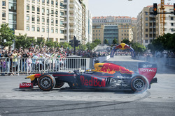 Carlos Sainz Jr. bestuurt de Red Bull RB7 aan het Beirut Waterfront in Libanon