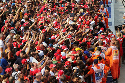 Kimi Raikkonen, Ferrari signs autographs for the fans