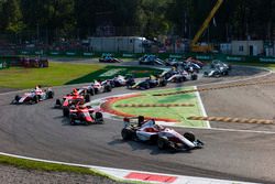 Charles Leclerc, ART Grand Prix devance Jake Dennis, Arden International et Jack Aitken, Arden International au départ