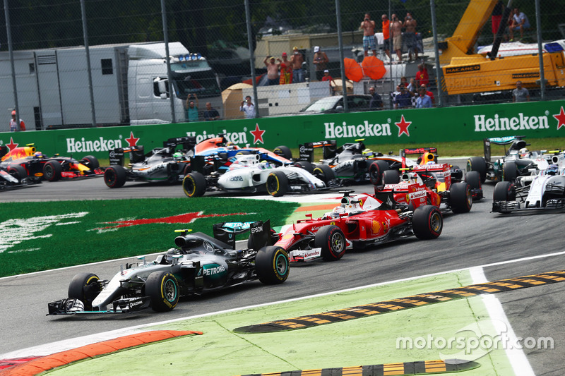 Nico Rosberg, Mercedes AMG F1 W07 Hybrid leads at the start of the race