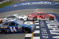 Restart: Kyle Larson, Chip Ganassi Racing, Chevrolet, führt