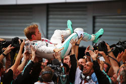 Race winner Nico Rosberg, Mercedes AMG F1 celebrates with the team in parc ferme