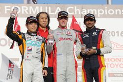 Podium: race winner Stoffel Vandoorne, Dandelion Racing, second place Yuji Kunimoto, Cerumo Inging, third place Narain Karthikeyan, Team LeMans