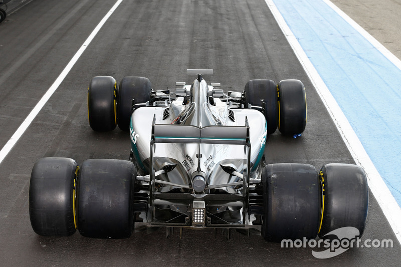 Mercedes AMG F1 W06 Hybrid, mit Pirelli-Reifen von 2017 und 2016