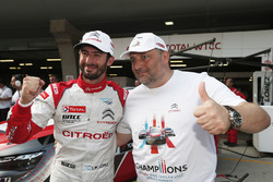 Le poleman Jose Maria Lopez, Citroën C-Elysée WTCC, Citroën World Touring Car Team WTCC avec Yves Matton, directeur de Citroen Racing